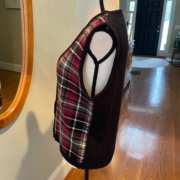 Cabin Creek Sweater Vest Women’s Medium Black White and Fuchsia Pattern - Picture 5 of 5
